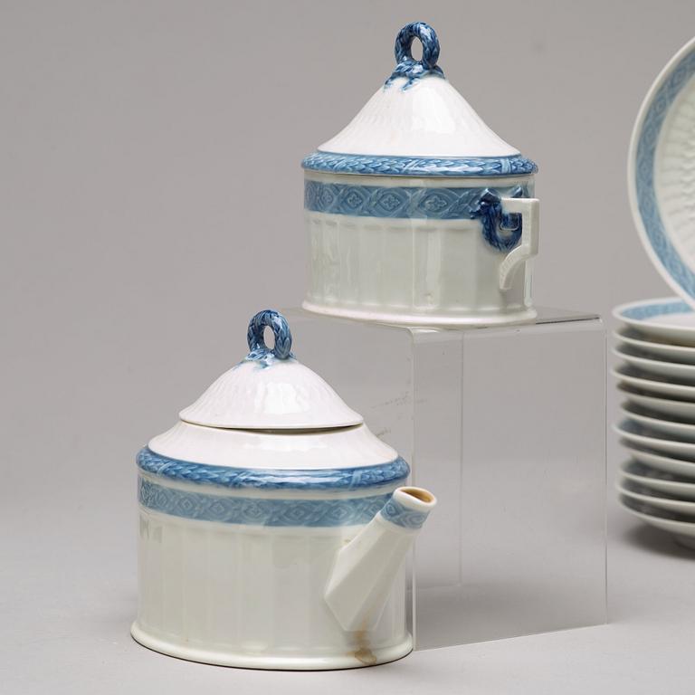 A Royal Copenhagen 'Blå Vifte' tea service, Denmark, 20th Centruy. (26 pieces).