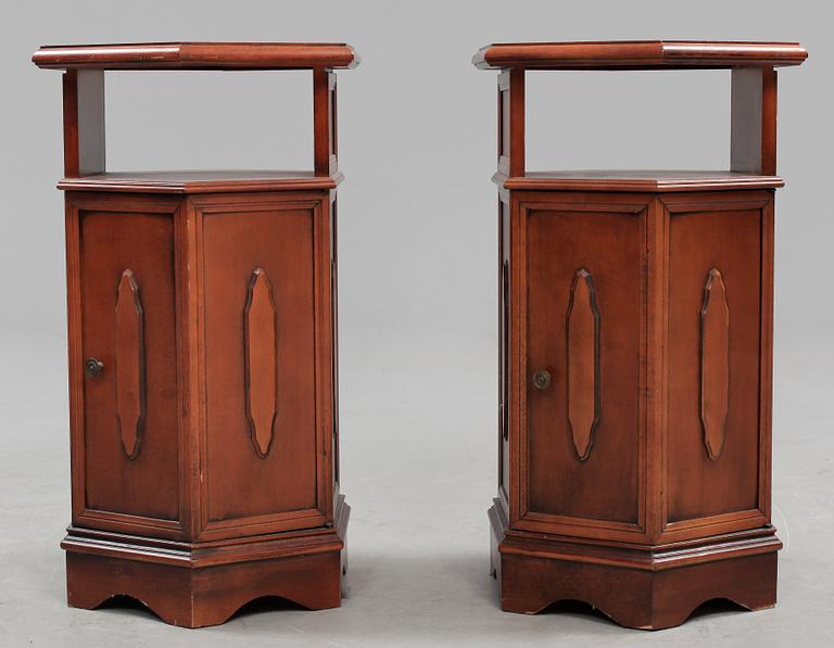 SIDOBORD, ett par, engelsk stil. 1900-talets andra hälft.