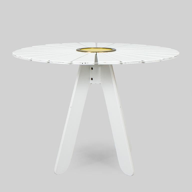 Alvar & Aino Aalto, ”Aurinko”-sarjan pöytä, O.Y. Huonekalu- ja Rakennustyötehdas A.B., 1900-luvun puoliväli, sekä, tuoleja, 4 kpl Artek 2000.