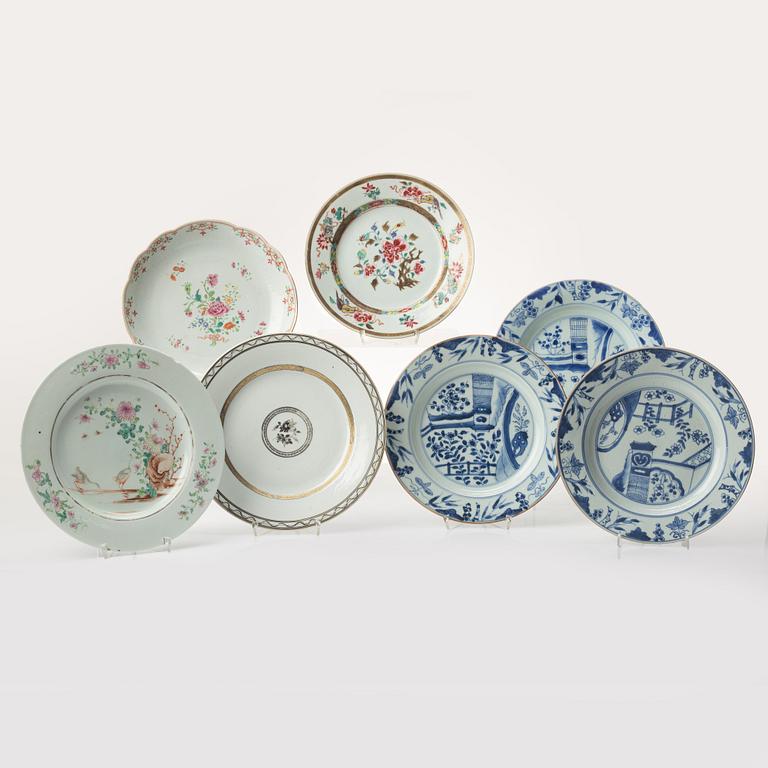 Tallrikar, sju stycken, porslin. Qingdynastin, 1700-tal.