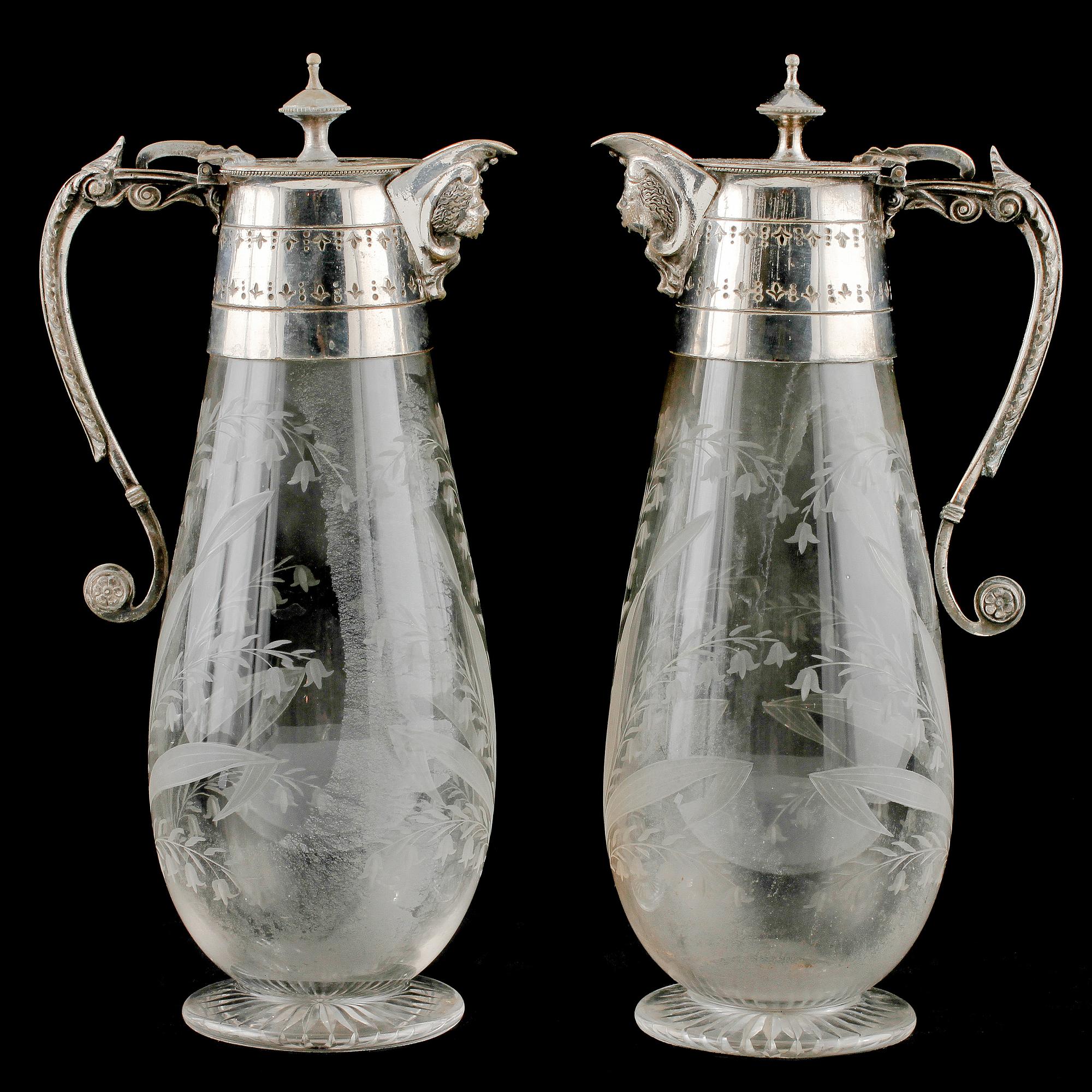 VINKANNOR, ett par, glas samt nysilver, omkring 1900.