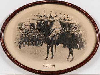 Carl-Gustaf Mannerheim, painokuva kehyksissä "Suuri paraati 16.5.1918".
