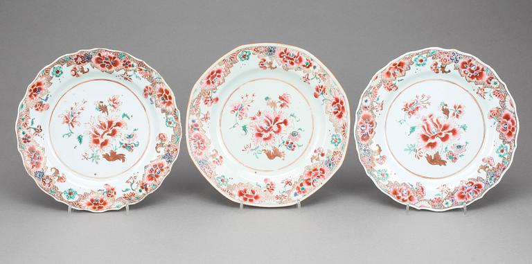 TALLRIKAR, 12 st snarlika, porslin, Qingdynastin Qianlong (1736-95).