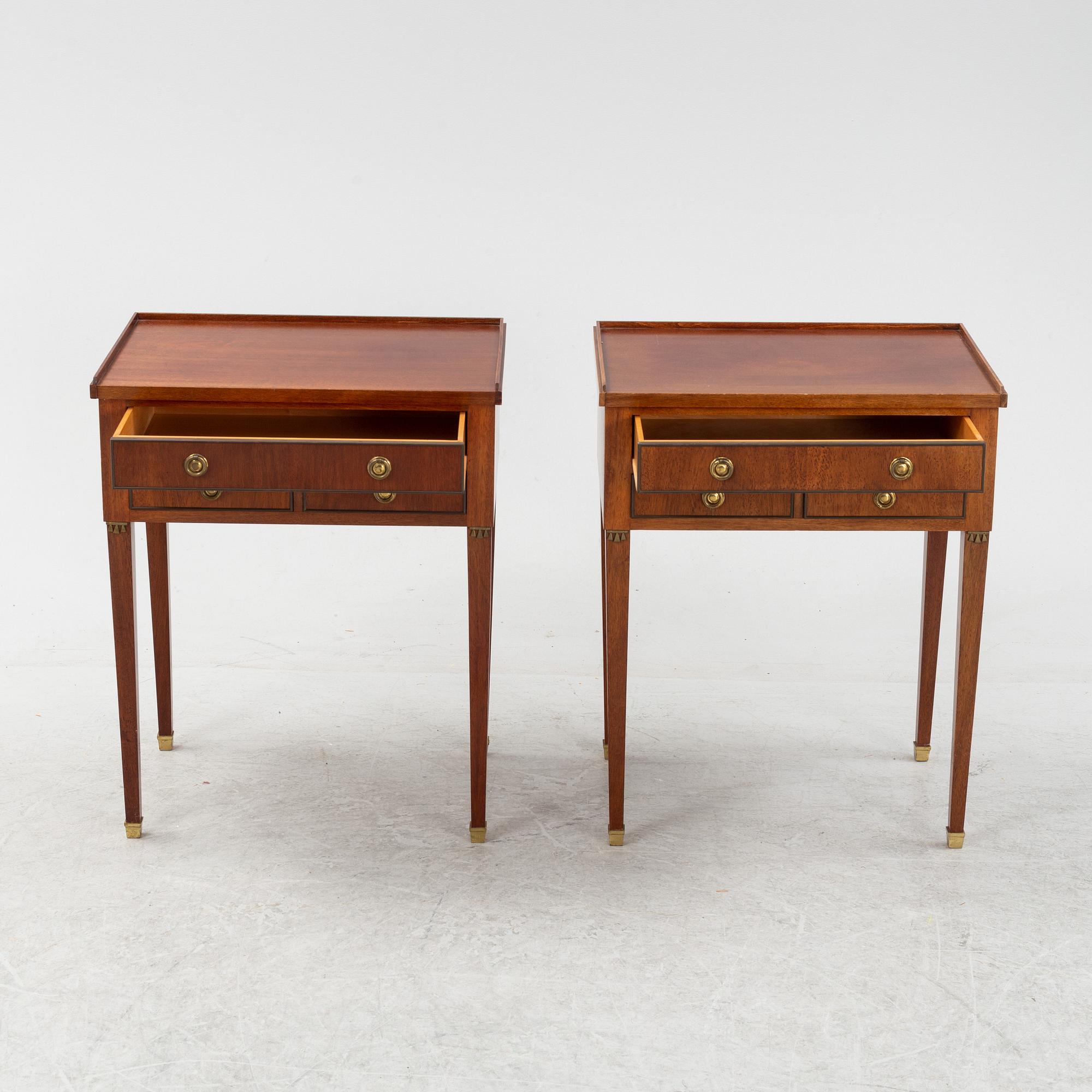 Sidobord ett par, sengustaviansk stil, 1900-talets mitt.