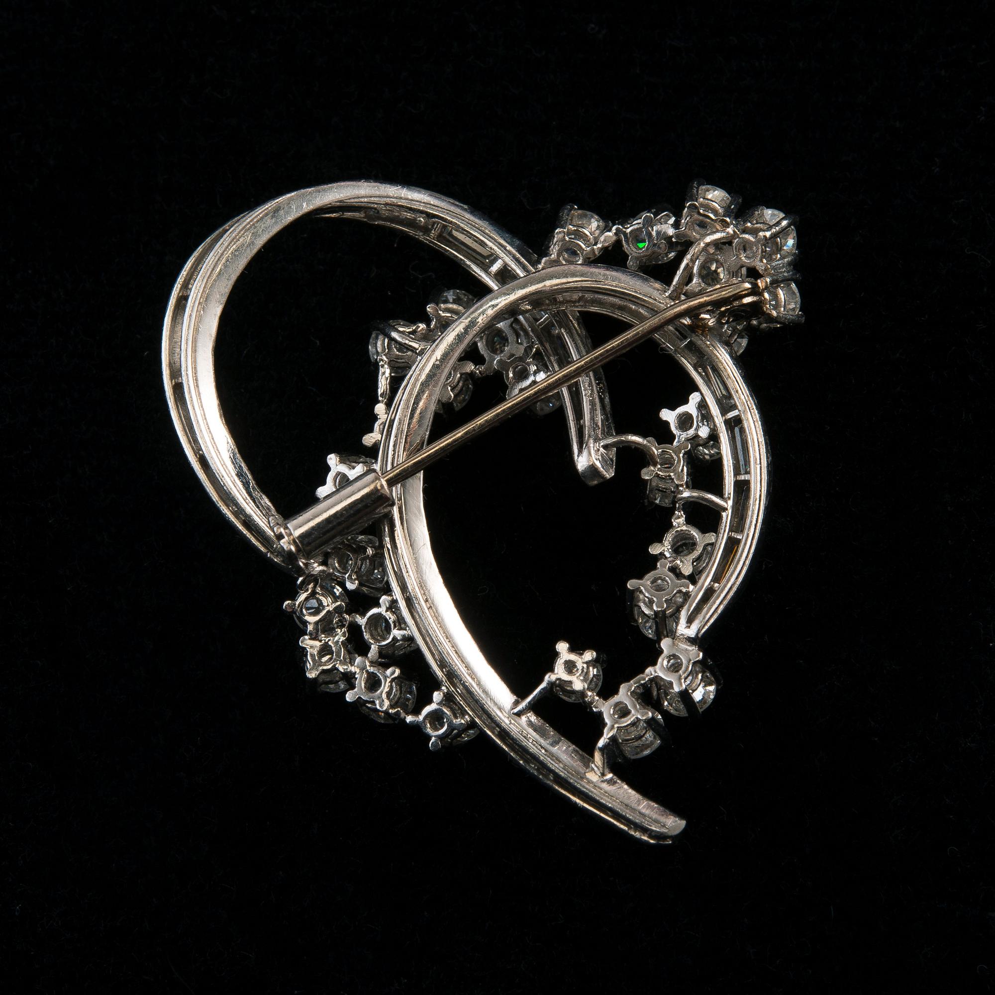RINTANEULA, briljantti- ja baguettehiontaisia timantteja n. 3.90 ct. Mitat 32 x 38 mm. Platinaa. Paino 10 g.