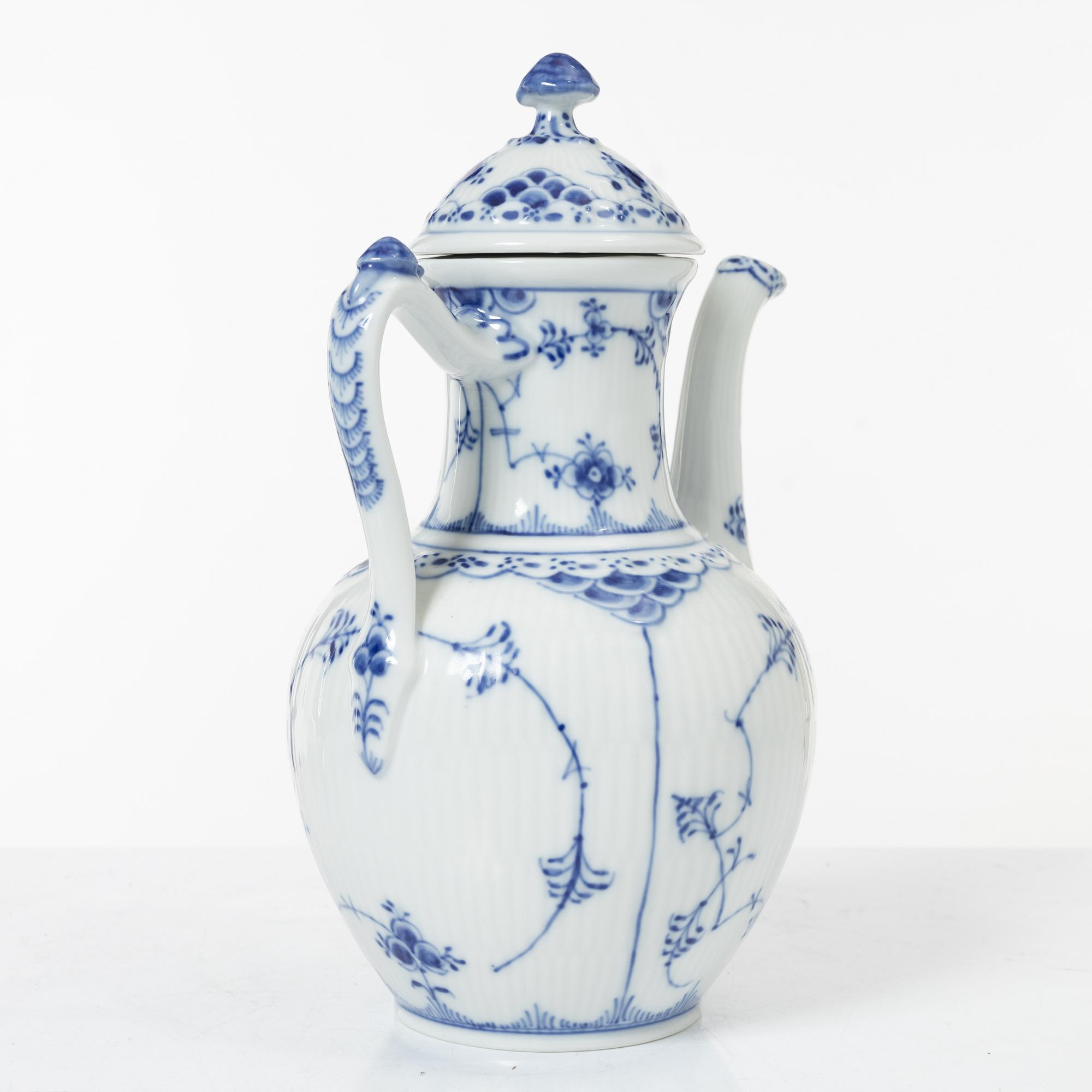 Royal Copenhagen 9 service pieces.