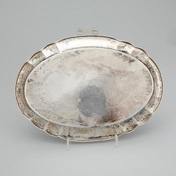 BRICKA samt BÄGARE, 6 stycken, silver, bland annat CG Hallberg Stockholm 1955. Total vikt ca 354 gram.