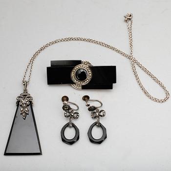 GARNITYR, 4 del, sterlingsilver, markasiter samt onyx, 1900-talets första hälft.