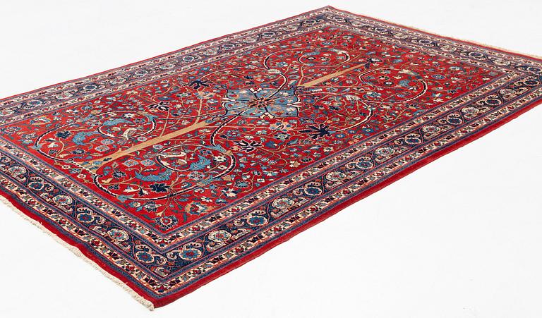 An antique/semi-antique, Teheran carpet, ca 314 x 211 cm.