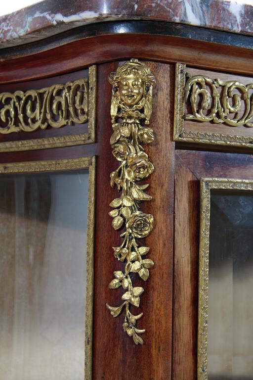 VITRINSKÅP, Louis XV-stil, 1900-tal.