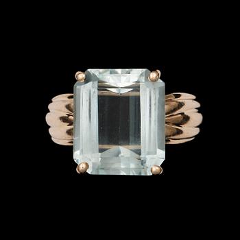 RING, 14k guld med akvamarin ca8,50ct. Vikt 6,1g.