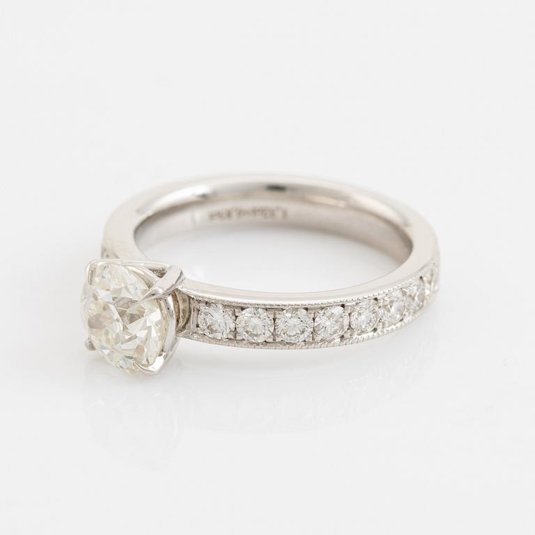 Ring med gammalslipad diamant.