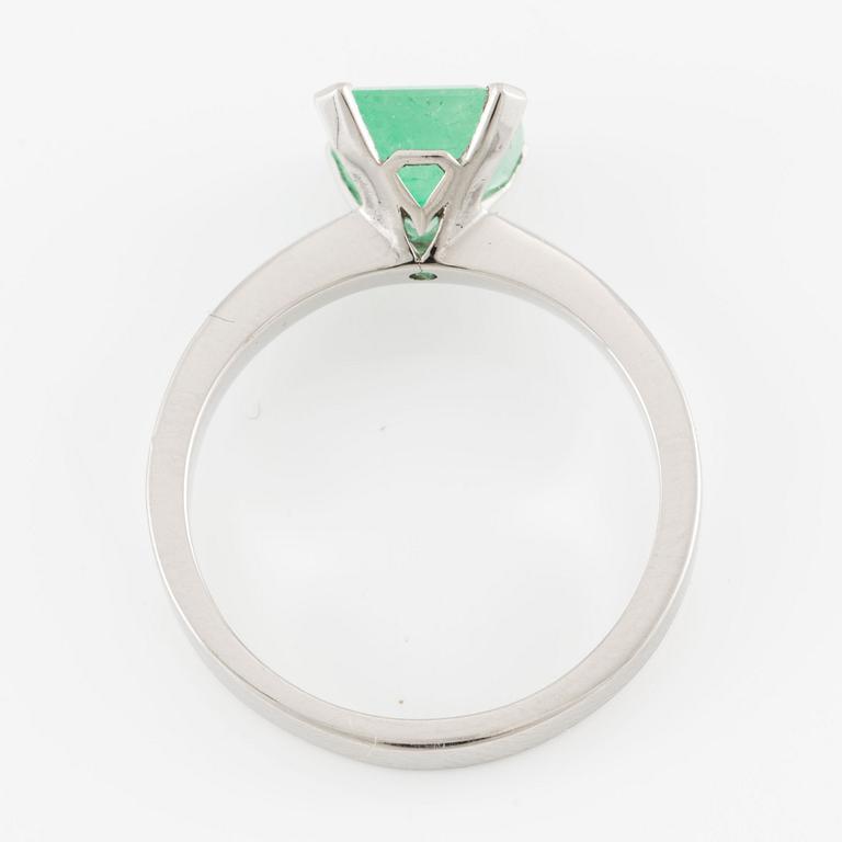 Ring platina med smaragd och briljantslipade diamanter.