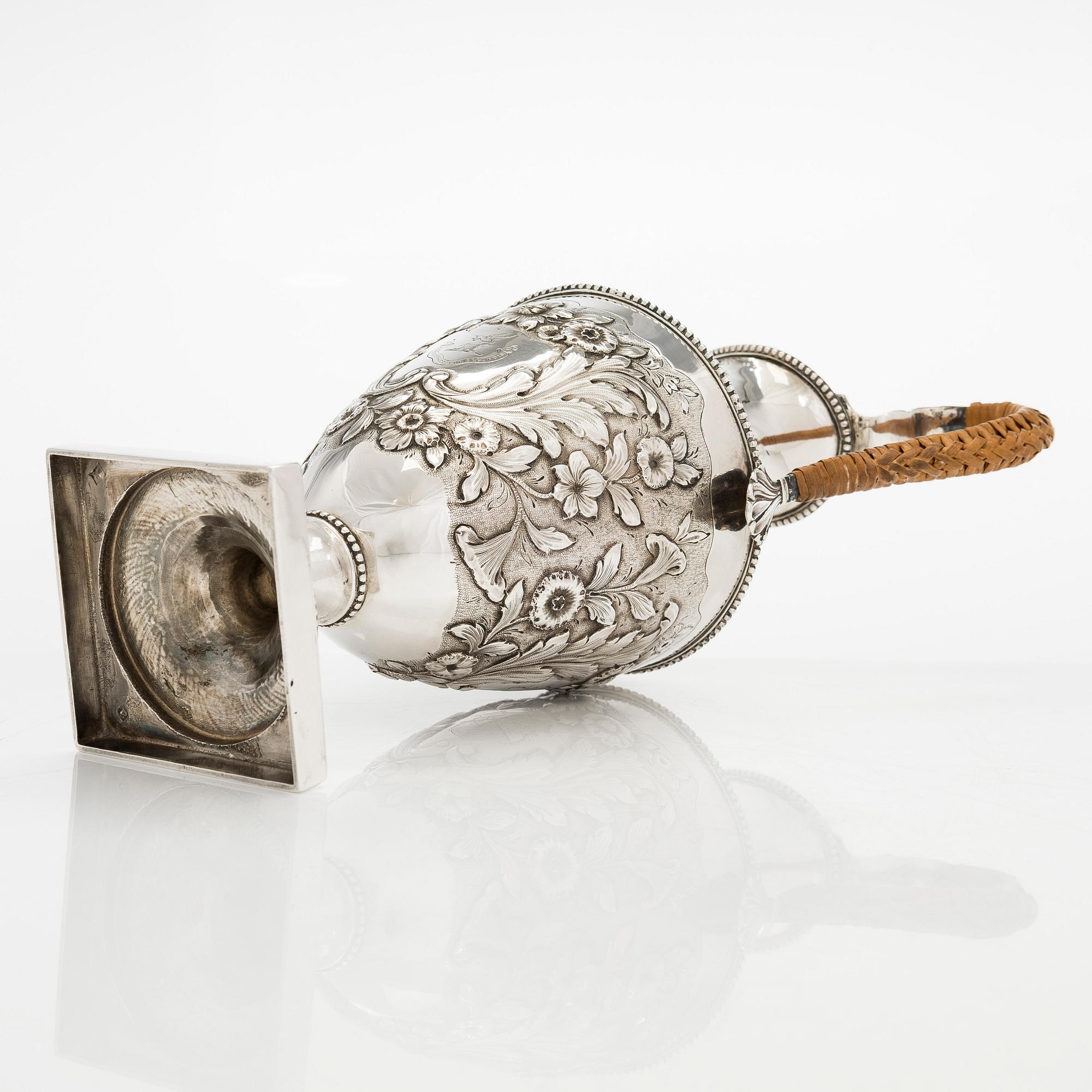 A sterling silver ewer, London 1776, maker's mark IC.