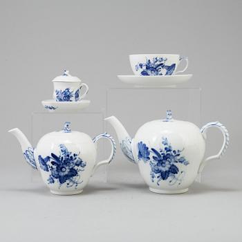 A 14 pc porcelain tableware "Blå blomst" from Royal Copenhagen.