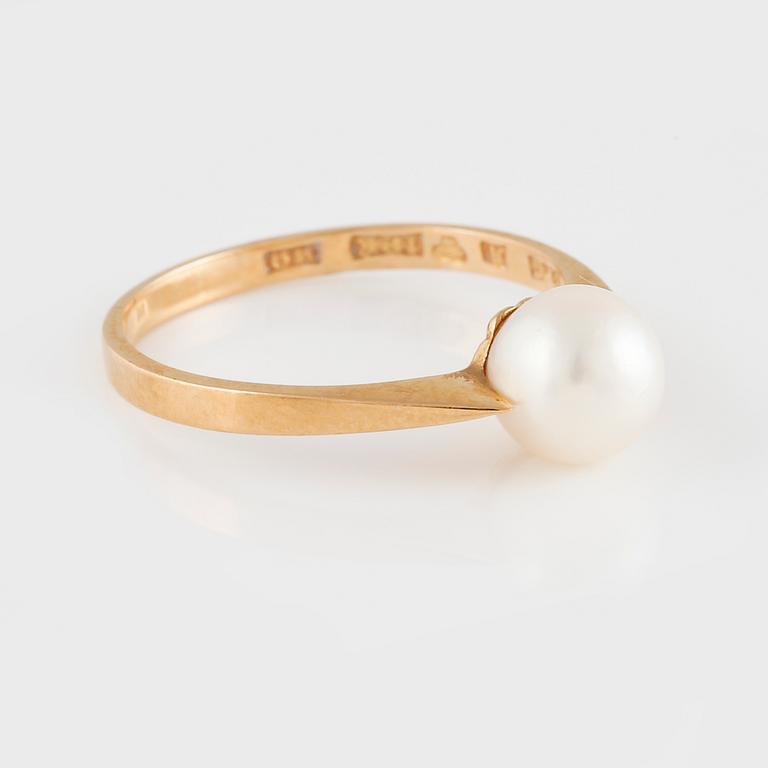 RING, 18K guld med odlad pärla, Bengt Hallberg, Köping, 1962. Vikt 1,8 gram.