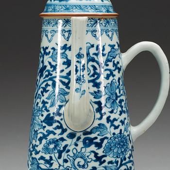 KAFFEKANNA med LOCK, kompaniporslin. Qing dynastin, 1700-tal.