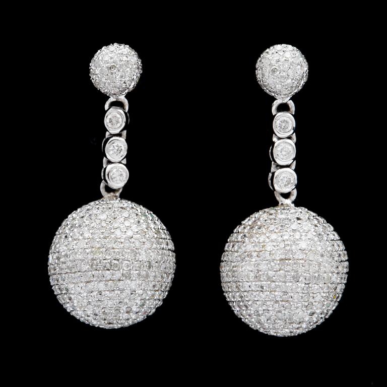 A pair of brilliant cut diamond earrings, tot. app. 3 cts.