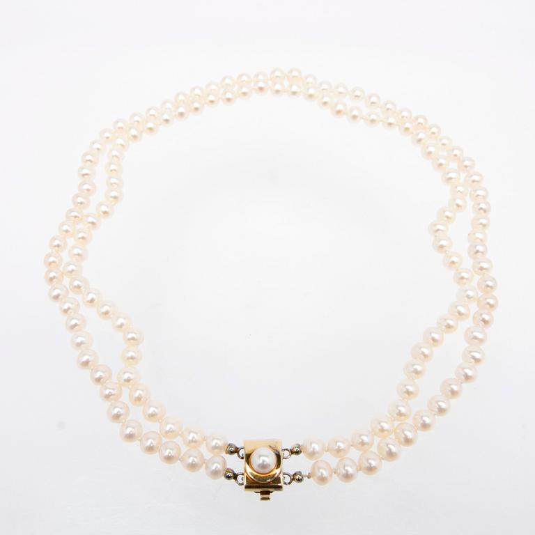 Necklace, freshwater pearls with a clasp in 18K gold.