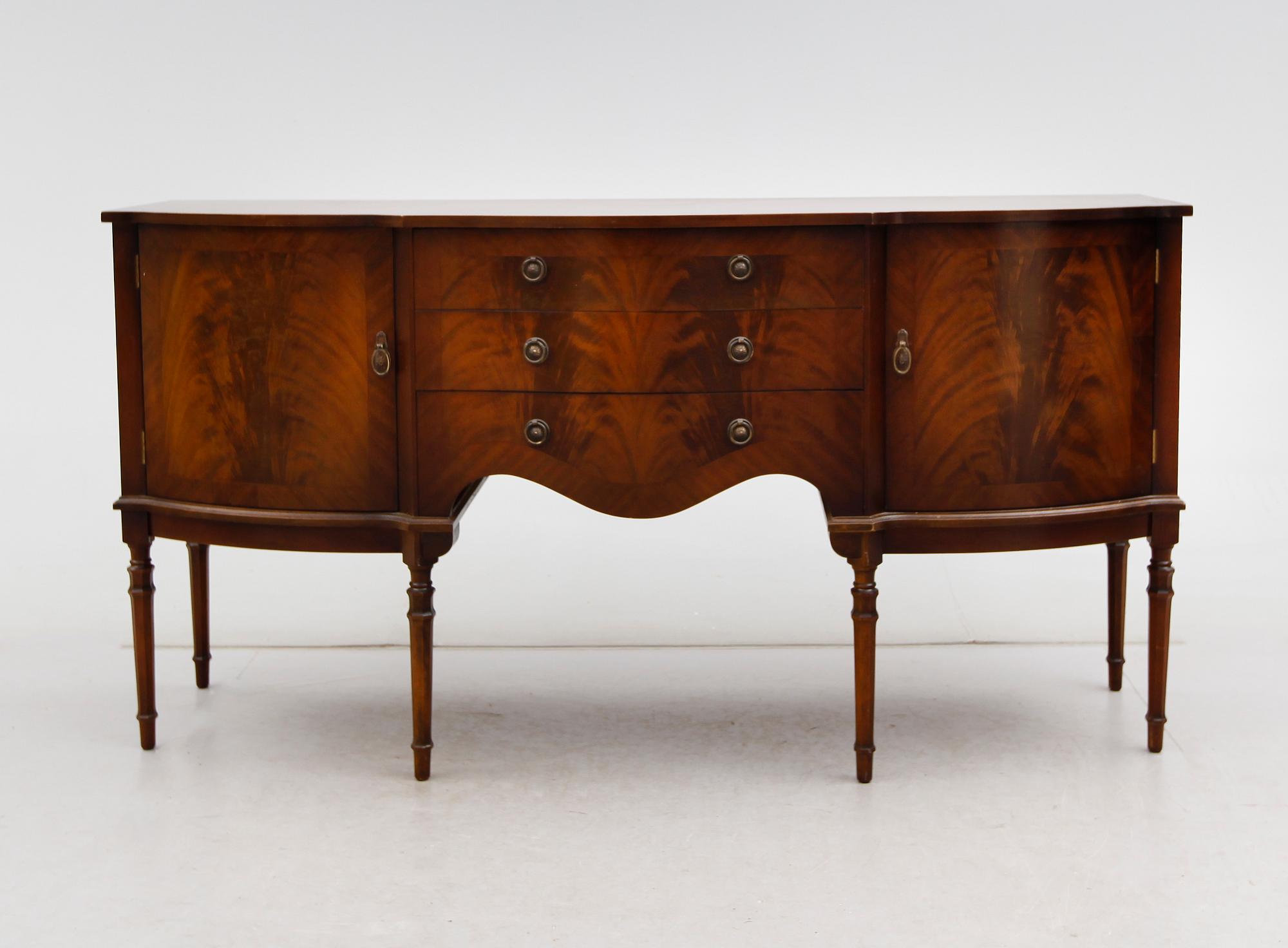 SIDEBOARD, England, 1900-talets andra hälft.