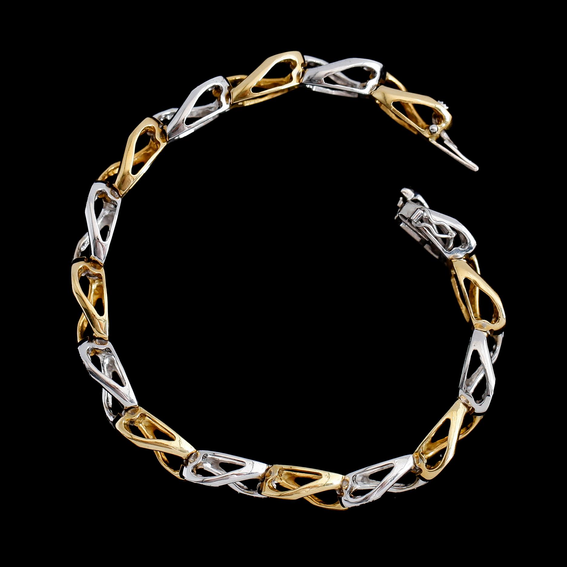 ARMBAND, 18K rött och vitt guld,  åttkantslipade diamanter tot ca 0.48 ct. Vikt ca 26 g.