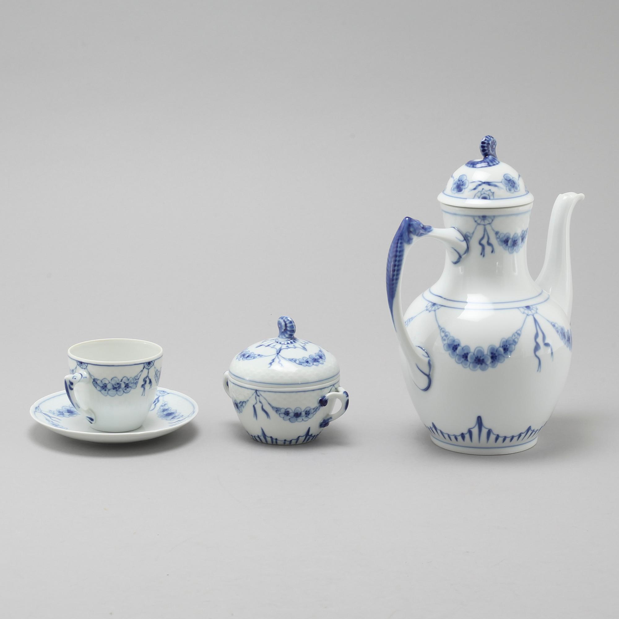29 pieces of porcelain tableware from Bing & Gröndahl, model "Empire", second half of the 20th century.