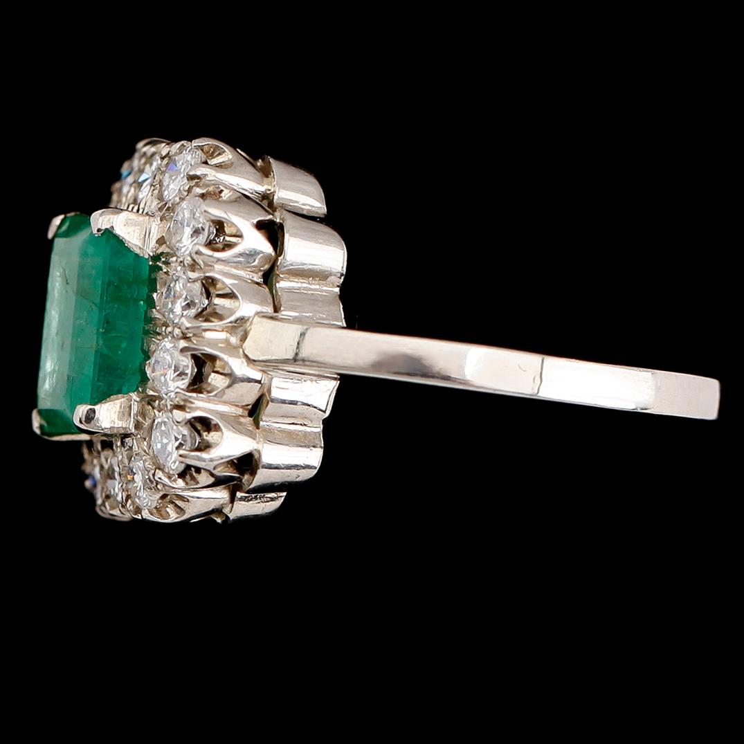 RING, 14 k vitguld, smaragd och briljantslipade diamanter.