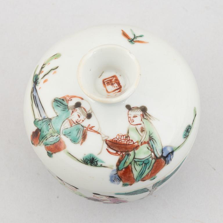 Six pieces of Japanese and Chinese porcelain, 18th-20th century.