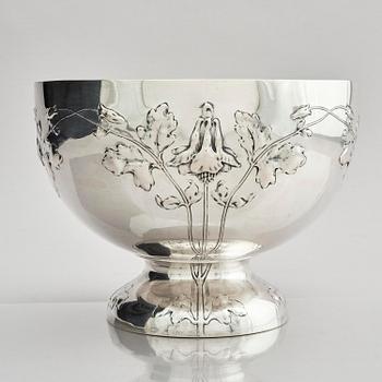 Sven Carlman, a large bowl on foot/wine cooler, silver, company CF Carlman, Stockholm 1904.
