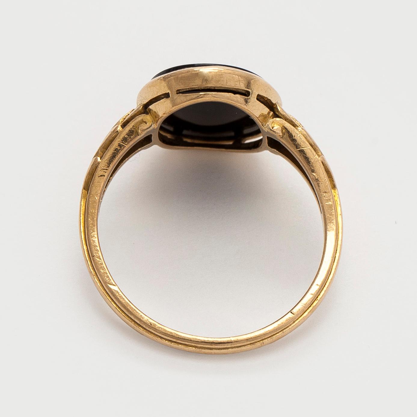 Ring, onyx, 18K guld. A. Tillander, Helsingfors 1942.