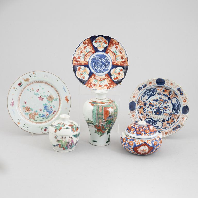 Six pieces of Japanese and Chinese porcelain, 18th-20th century.