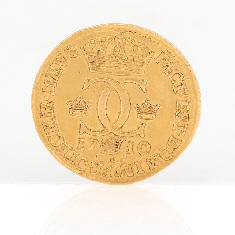 GULDMYNT, 1 Dukat, Karl XII av Sverige, 1710. Vikt ca 3,5 gram.