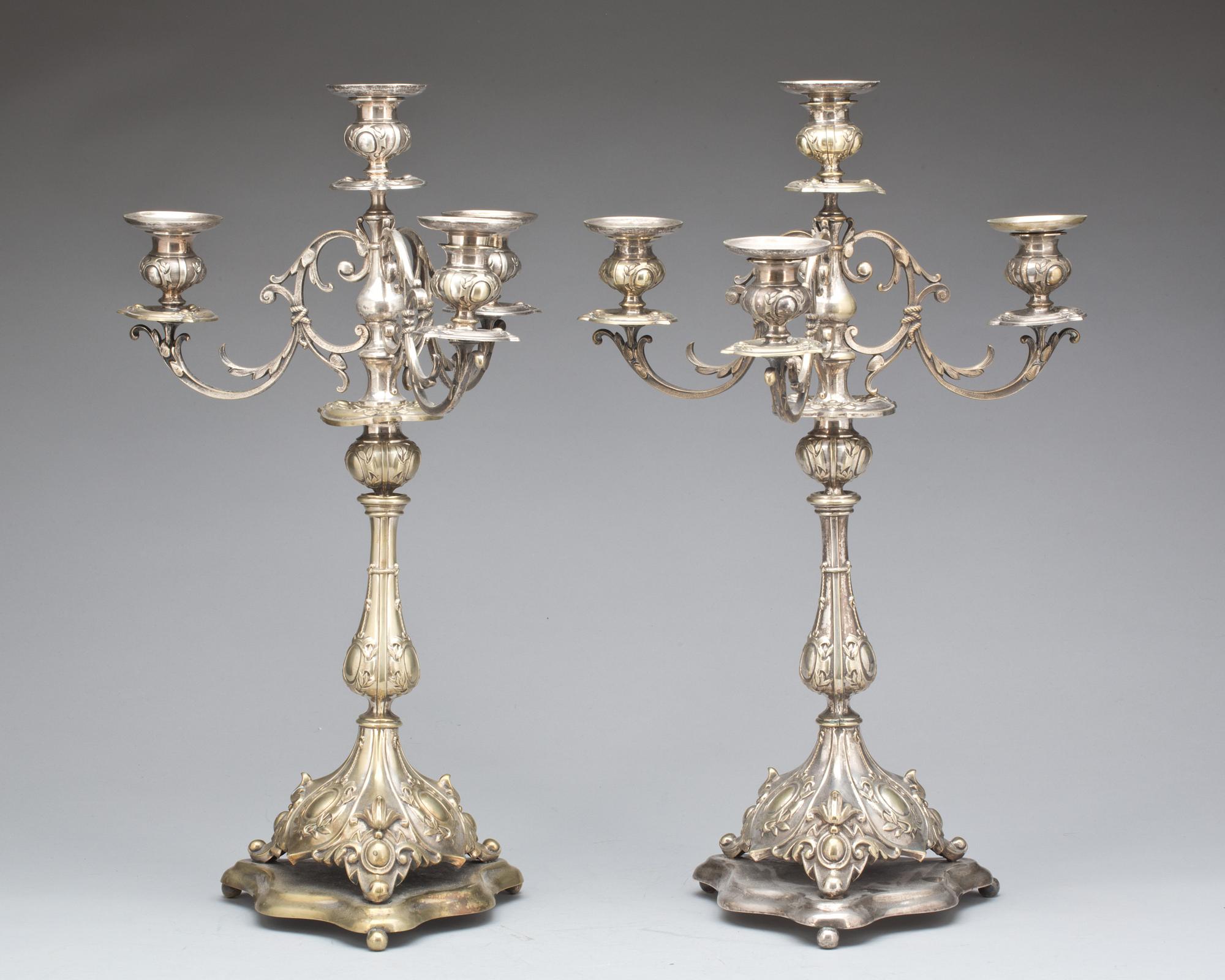 KANDELABRAR, ett par, nysilver. Guldsmedsbolaget, Stockholm. Omkring 1900.