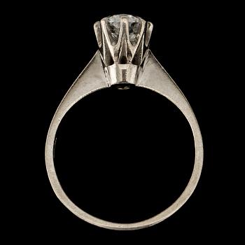 RING, 18k vitguld med briljantslipad diamant, 1.07 ct enligt gravyr, Stockholm, 1982. Vikt 4 g.