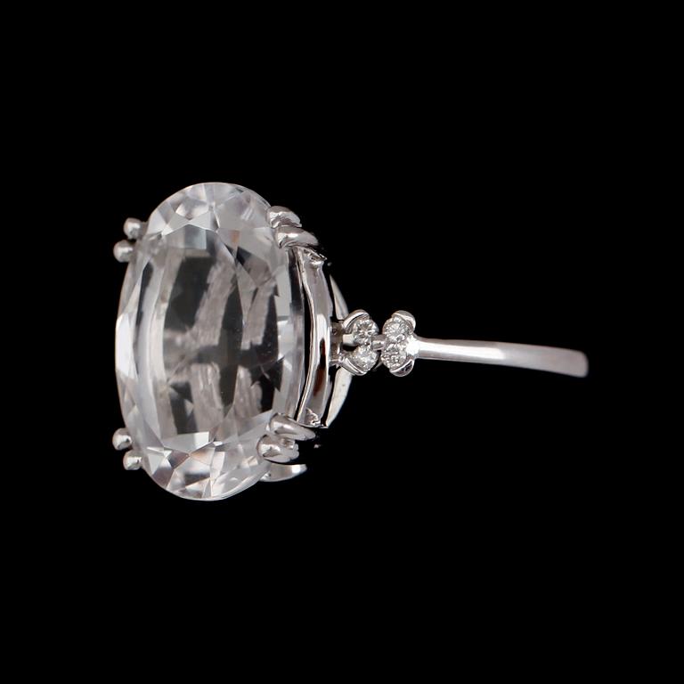RING, 14 k vitguld, oval fasettslipad kvarts, briljantslipade diamanter tot 0.05 ct.