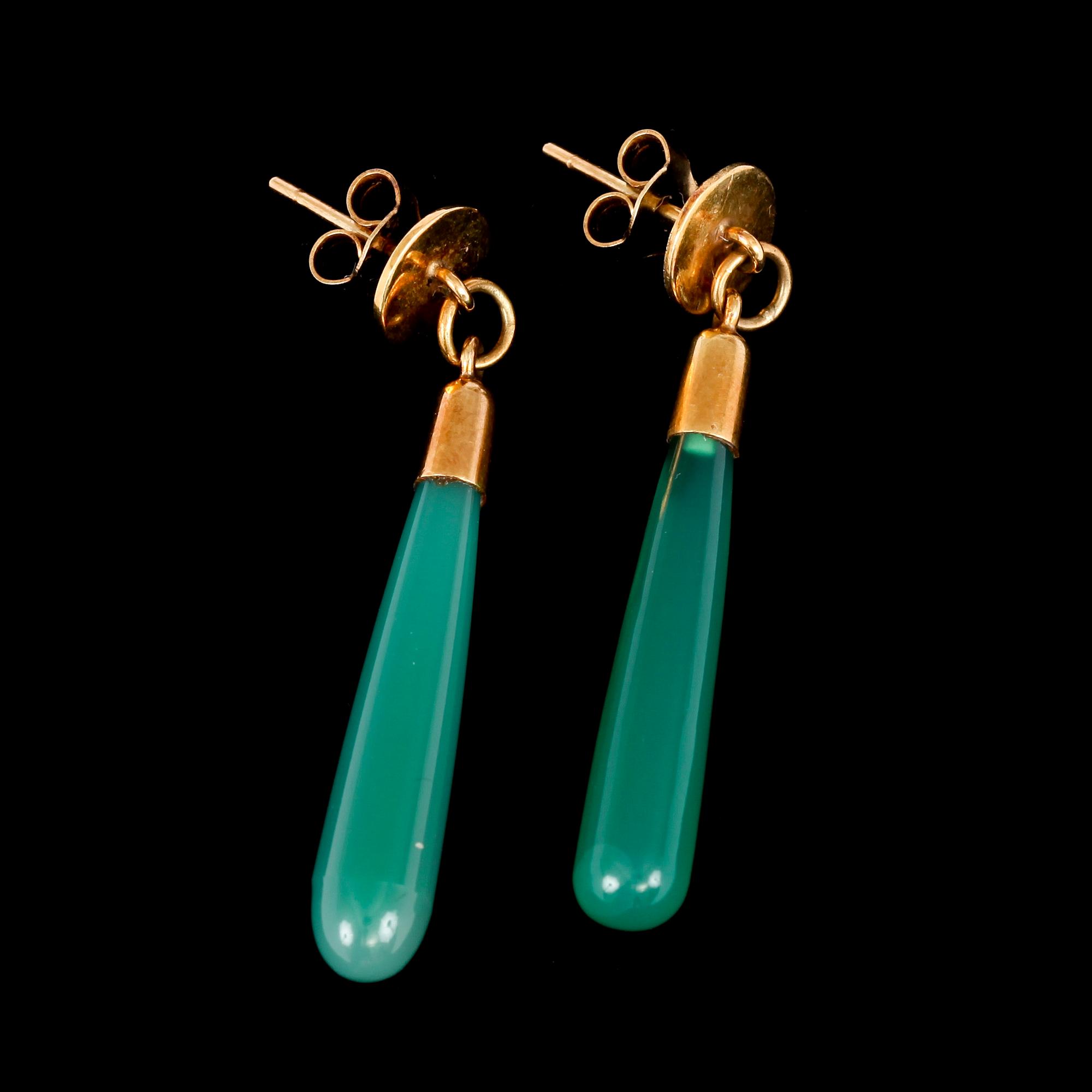 RING, 18k guld, med fasettslipad grön sten Wiwen Nilsson Lund, samt ÖRHÄNGEN, ett par med droppformad grön sten.