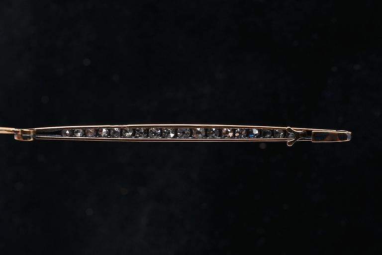 RINTANEULA, 56 kultaa, hopeaa. Ruusu- ja vanhahiontaisia timantteja n. 0.95 ct. Pietari 1907-18. Paino 3,4 g.