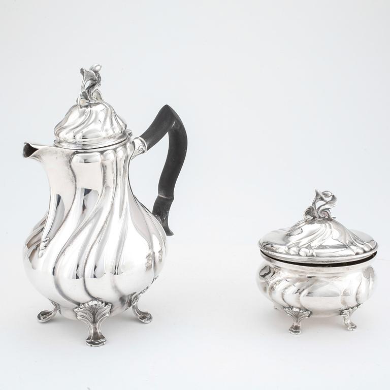 KAFFEKANNA samt SOCKERSKÅL, silver, GAB Stockholm 1947. Total vikt 1093 gr.