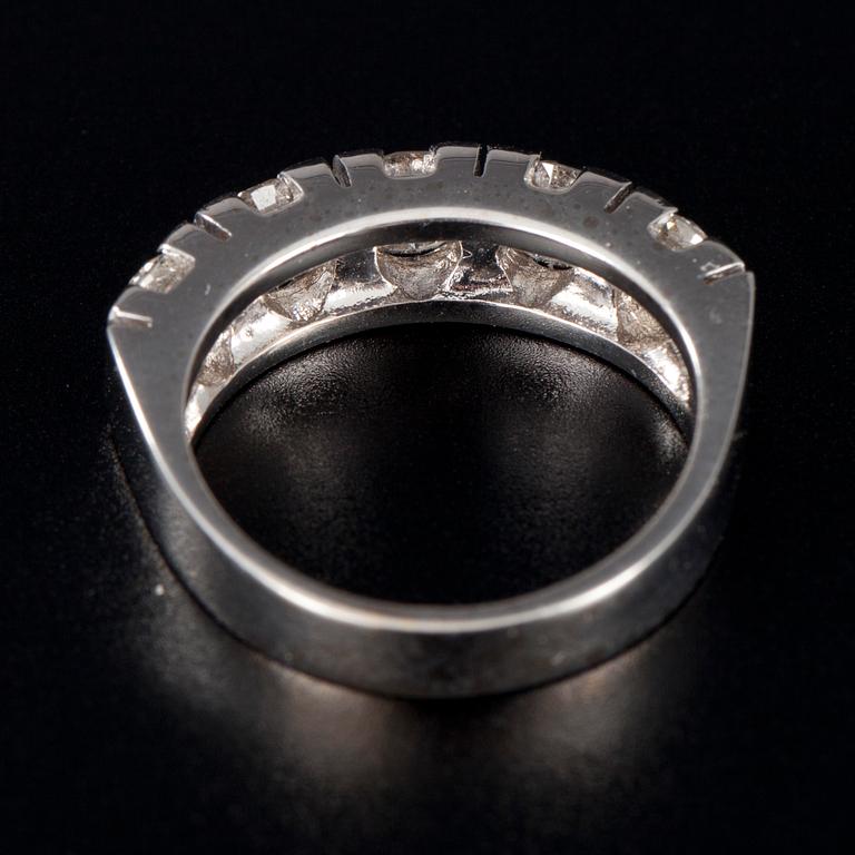 RING, vitguld 14K, 5 st. briljantslipade diamanter, tot. 2,50 ct. Vikt 6,9 g.