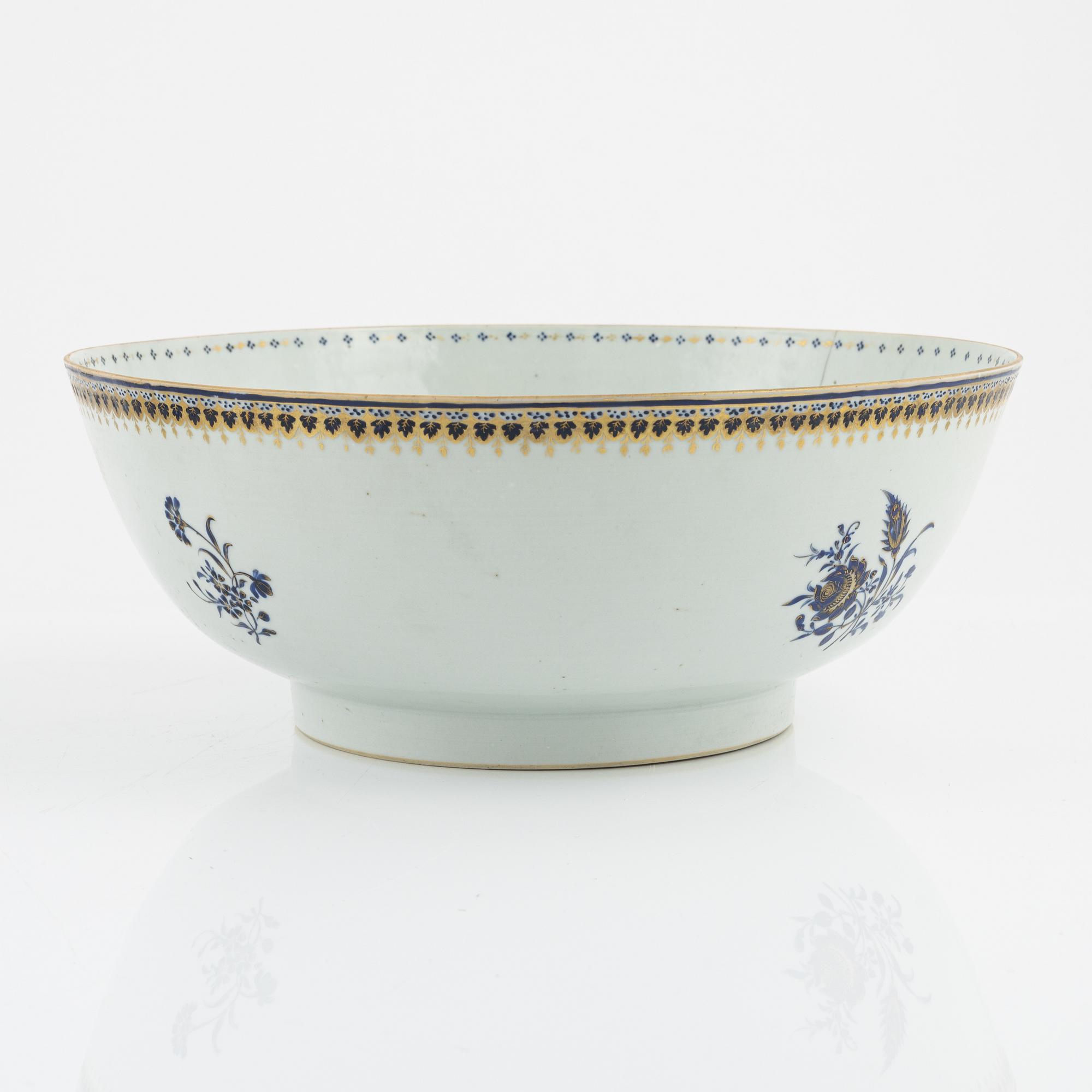 A punch bowl and plate, porcelain, China, Qing Dynasty, Qianlong (1736-95).