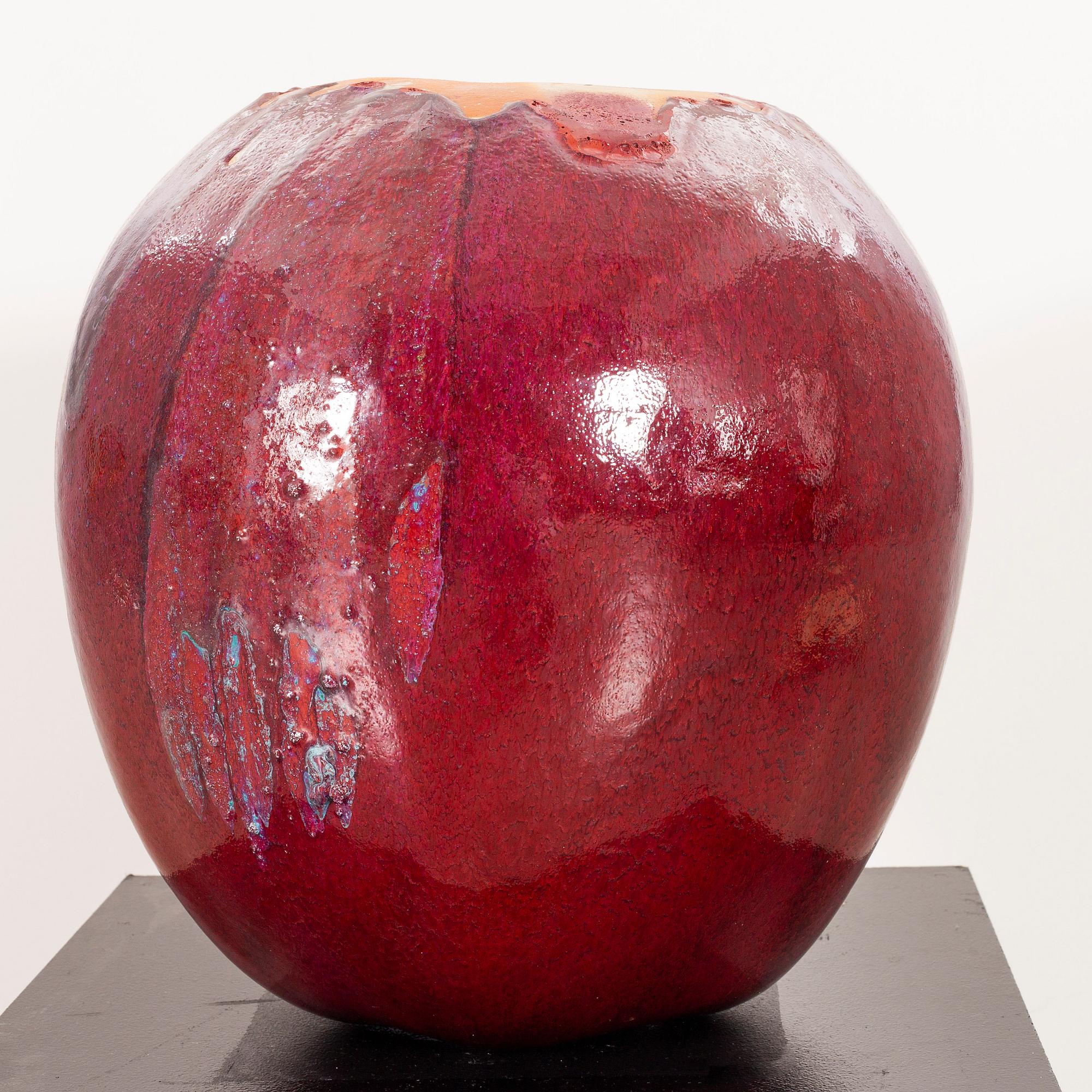 ULLA & GUSTAV KRAITZ, a glazed stoneware sculpture of an apple, Fogdarp, Förslöv, Sweden 2005.