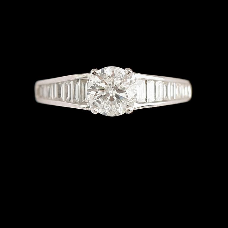 RING, 18 k vitguld, briljant- och baguettslipade diamanter tot 1.43 ct.