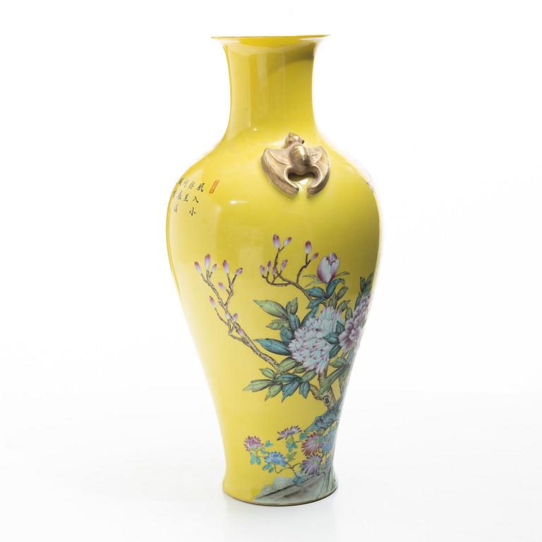 A Chinese porcelain vase, later part of the 20th century.