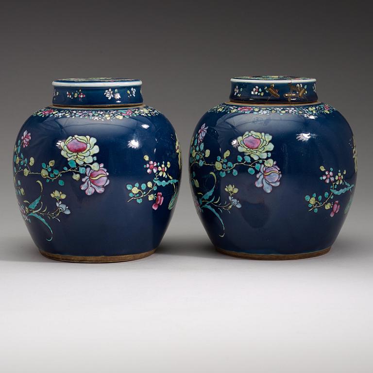 A pair of famille rose and powder blue jars with covers, Qing dynastin, Qianlong (1736-95).