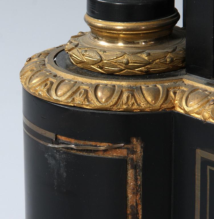 VITRINSKÅP, Louis XVI-stil, omkring sekelskiftet 1800/1900.