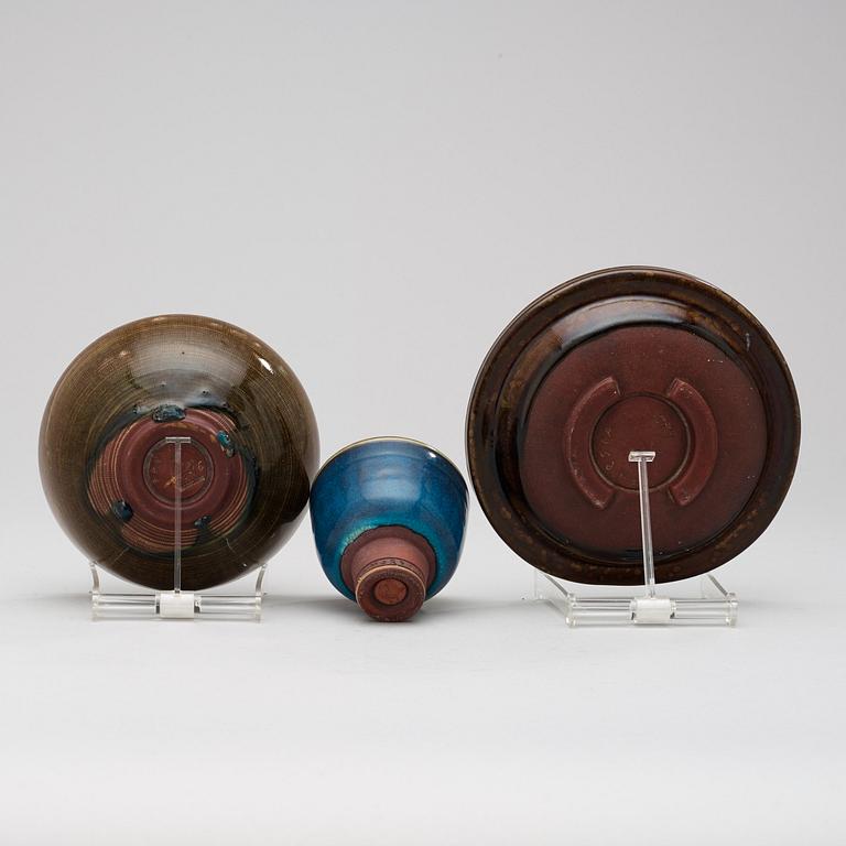 A set of three Wilhelm Kåge Farsta stoneware bowl, Gustavsberg 1949 and 1952.