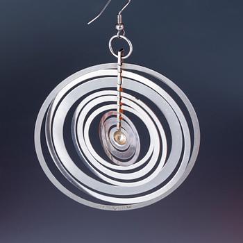 HÄNGE/ÖRHÄNGE, Tapio Wirkkala, "Silver Moon", sterlingsilver, N. Westerback, Finland, 1974.