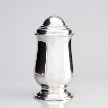 An English silver tankard with lid, London 1775. Possibly mark of William Bennet.