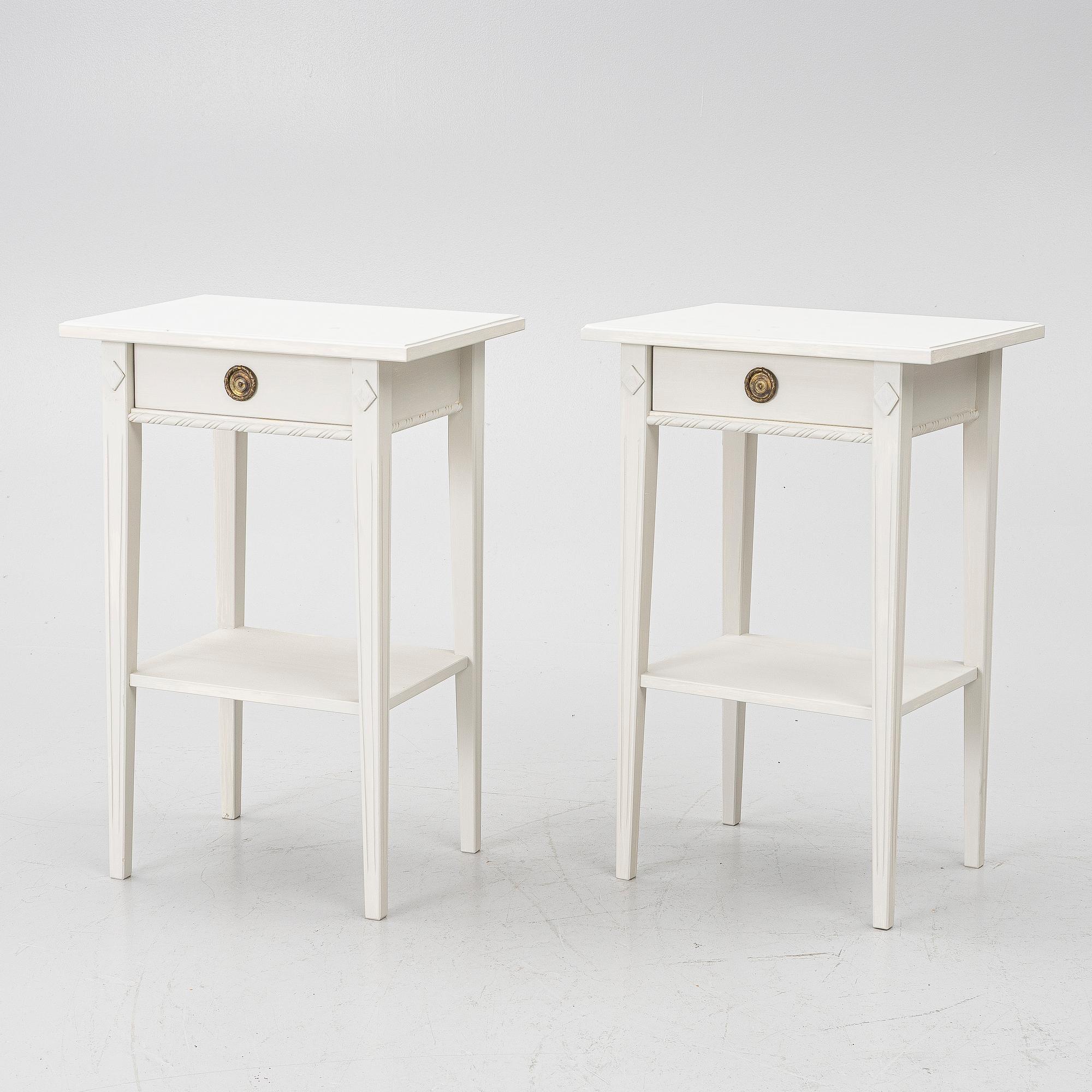 Sängbord, ett par, gustaviansk stil, 1900-talets andra hälft.