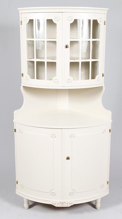 HÖRNVITRINSKÅP, gustaviansk stil, 1900-talets andra hälft.